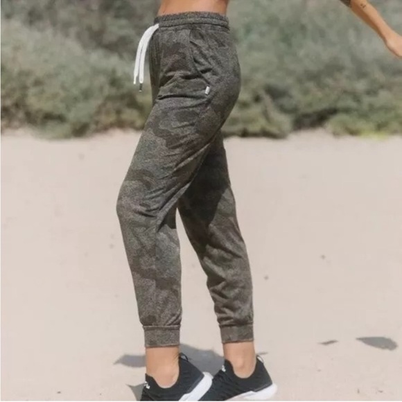 FEAT Women’s Roam Jogger in Camo Charcoal NWT Size Small or XL - Picture 1 of 16
